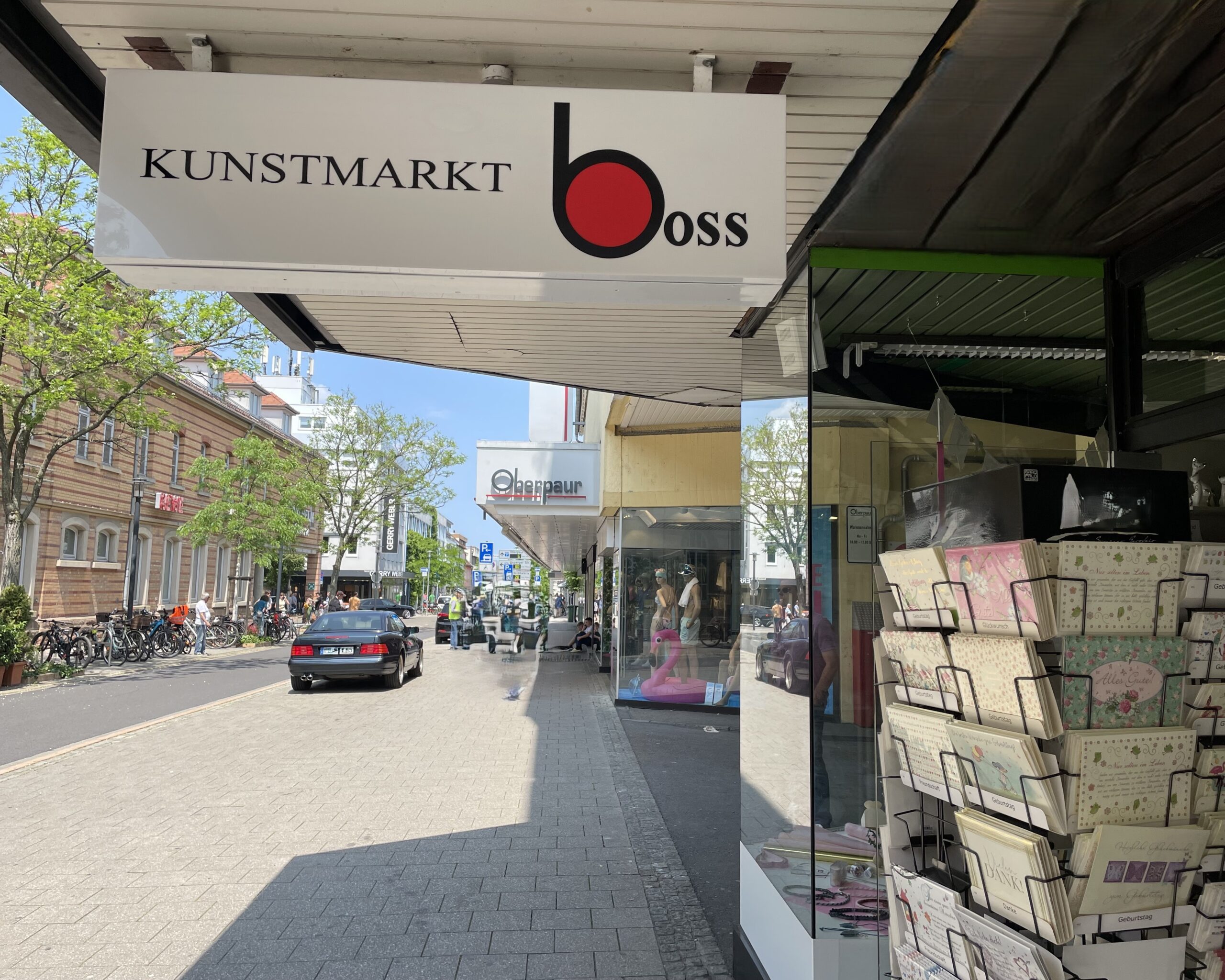 Nähzentrum Grigo Monika und Jasmin Grigo präsentieren Stoffe vor dem Ladengeschäft