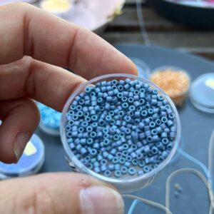 hochwertige japanische Delica Beads 2,2 mm matt blau-grau